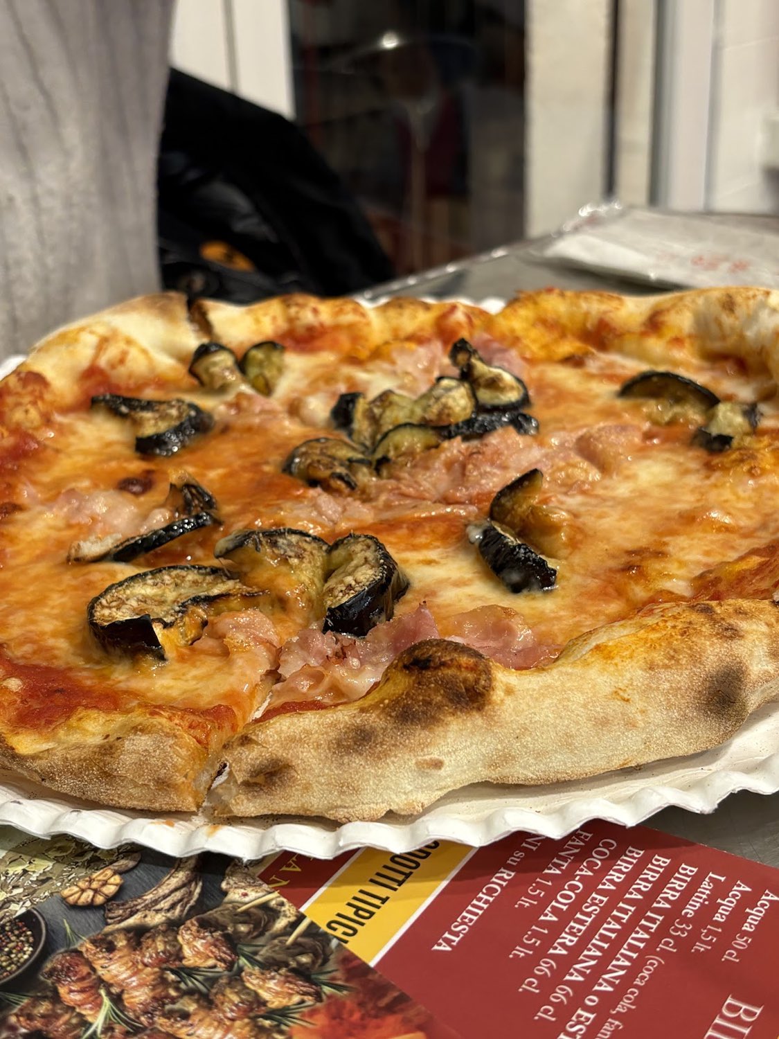 Pizza appena sfornata da Stupor Mundi
